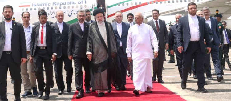 دکتر رئیسی با استقبال نخست وزیر سریلانکا وارد این کشور شد